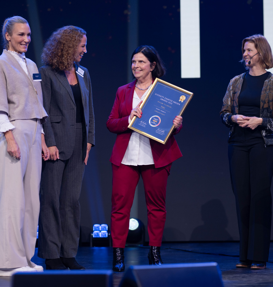 TNG tar emot pris av jämställdhetsminister Nina Larsson