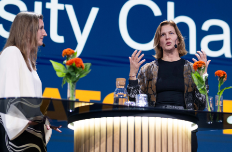 Petra Karmteg och Jämställdhetsministern Nina Larsson på scenen vid ett podium.